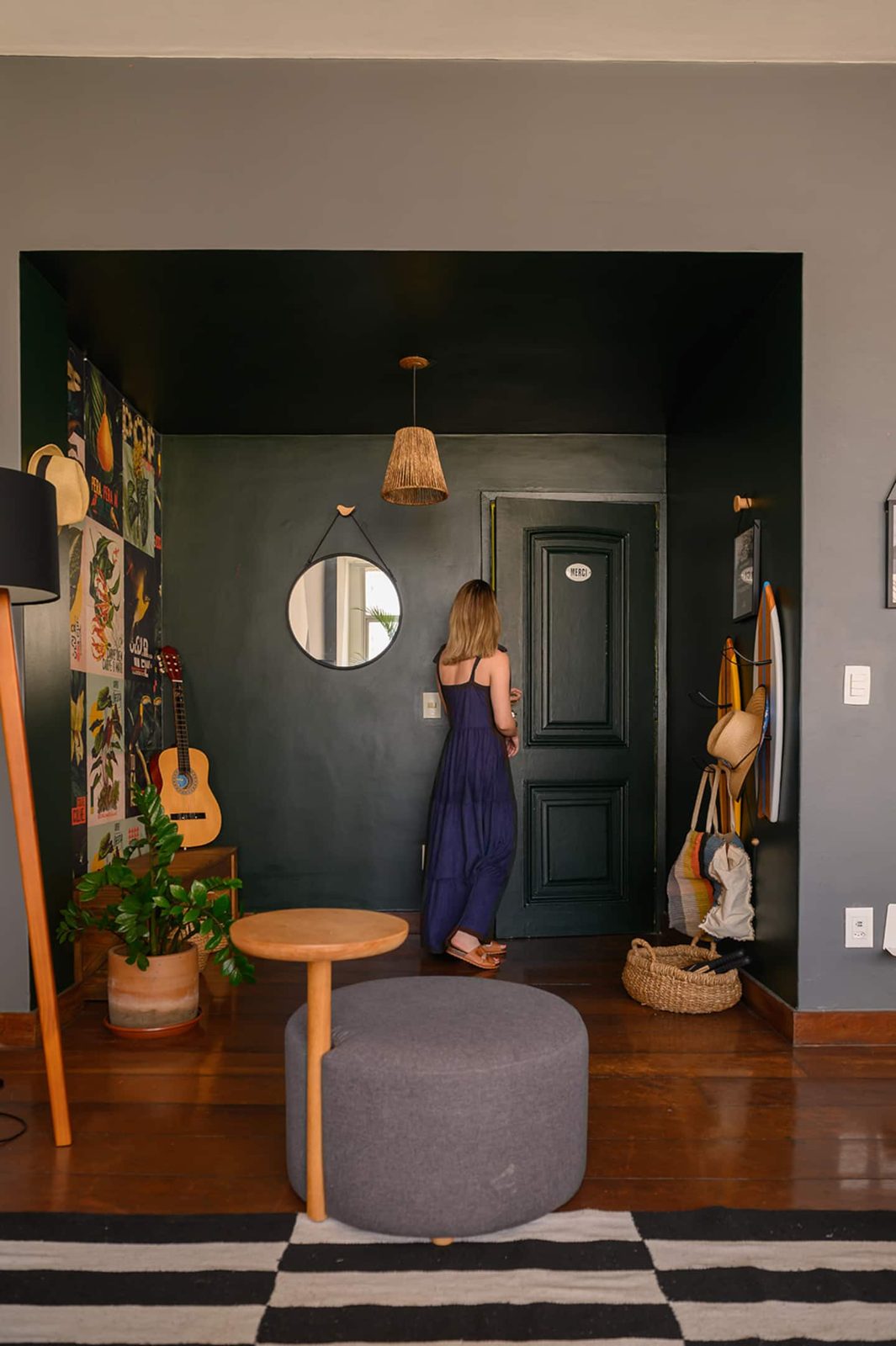 Entrada do apartamento da Bossa em Ipanema, com violão, prancha e plantas